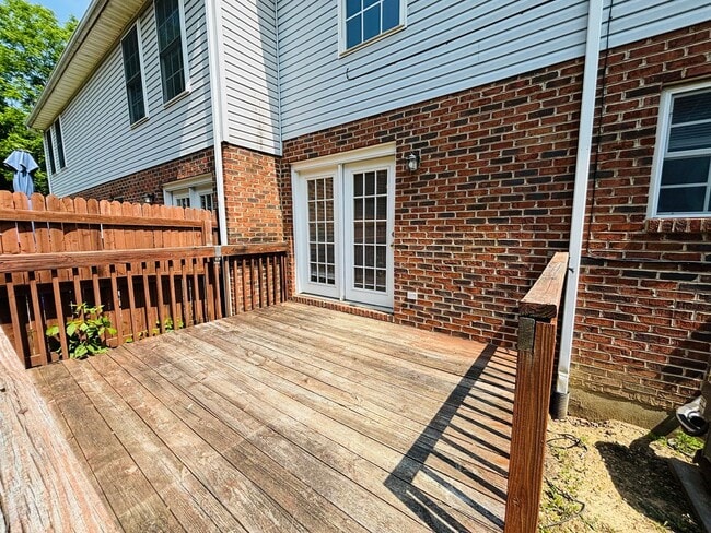 Building Photo - 3 Bedroom, 1.5 Bath Townhouse