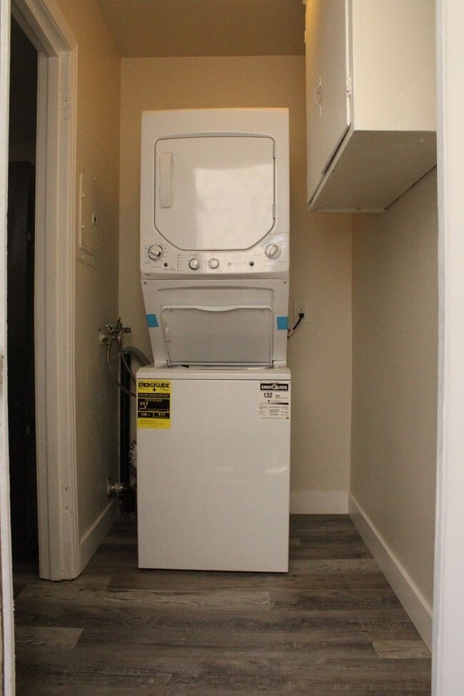 Building Photo - Updated One Bedroom, One Bathroom Duplex n...