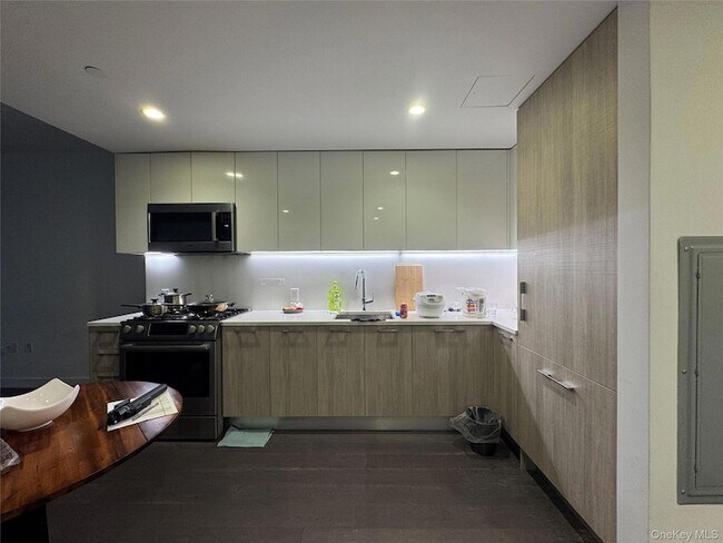 Building Photo - 131-03 40th Rd