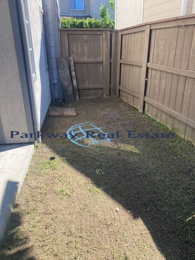 Building Photo - 2 Bedroom Townhome