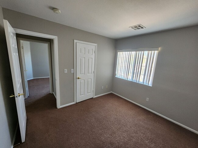 Building Photo - Gorgeous 3Bed/2.5 Bath home- located in N. Summerlin gated Community