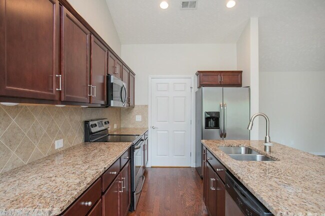Building Photo - Single-level 2-bed, 2-bath townhome in 55+ community with pool, clubhouse, fitness center and gro...