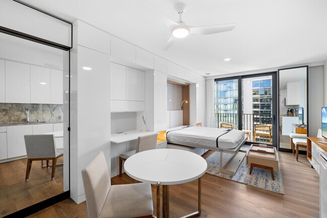 Building Photo - 987 Queen St