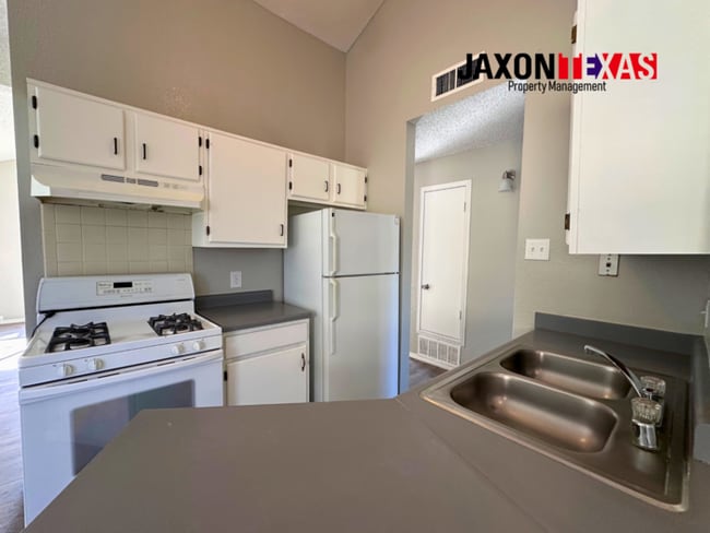 Building Photo - 1535 Rebecca Ann Dr