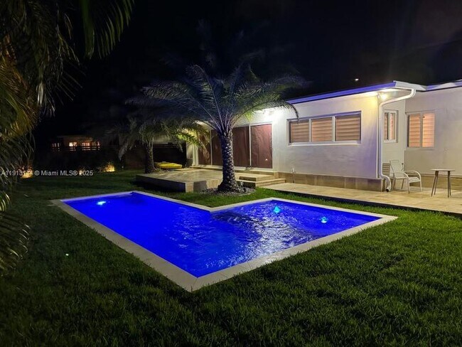 Building Photo - 2421 NE 7th Pl