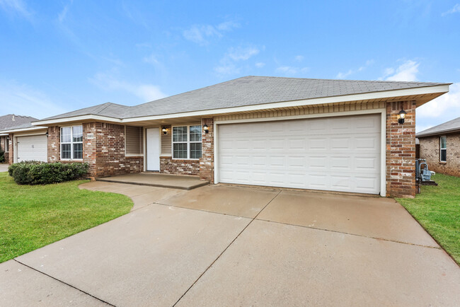 Building Photo - Check out this Beautiful home