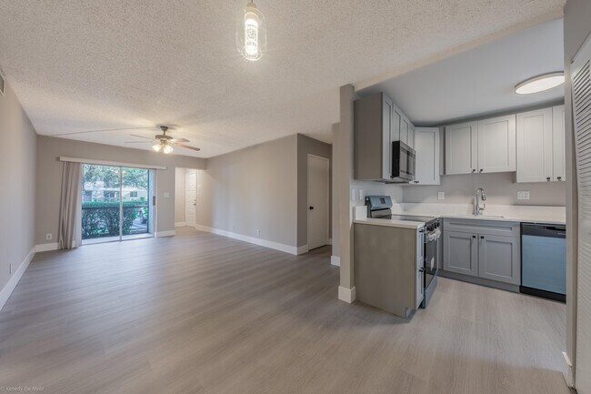 Building Photo - 105 Gardens Dr