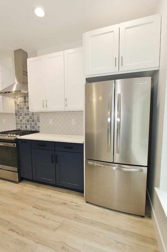 Building Photo - Immaculate Bench Home!