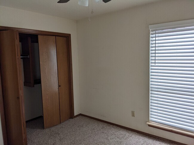 Bedroom 2 with closet - 1618 Julie Plz