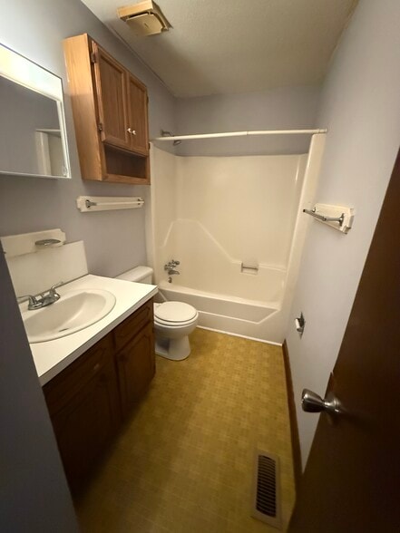 Building Photo - 802 E 7th St