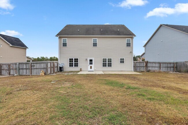 Building Photo - Large home in Swansboro School District