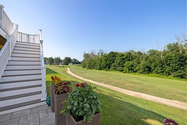 Building Photo - 98 Front Nine Dr