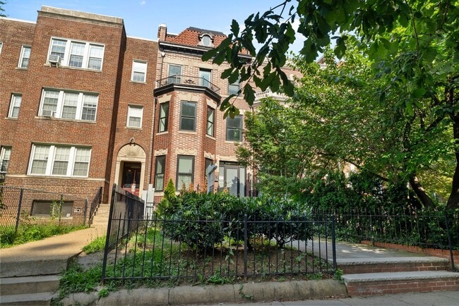 Building Photo - Bright One Bedroom plus Den near Metro in ...