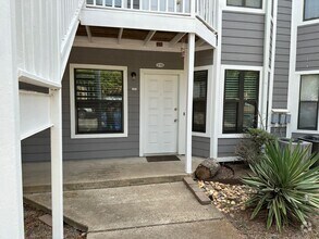 Building Photo - Bryan - 1 bedroom / 1 bath, really close t...