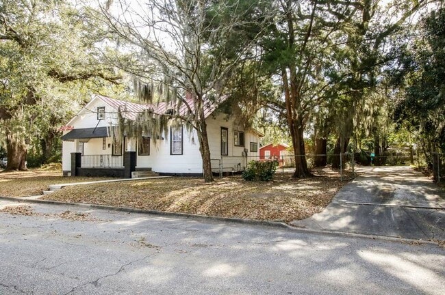 Building Photo - Historic Cottage Near Memorial Hospital & Savannah State – Unfurnished Long-Term Rental