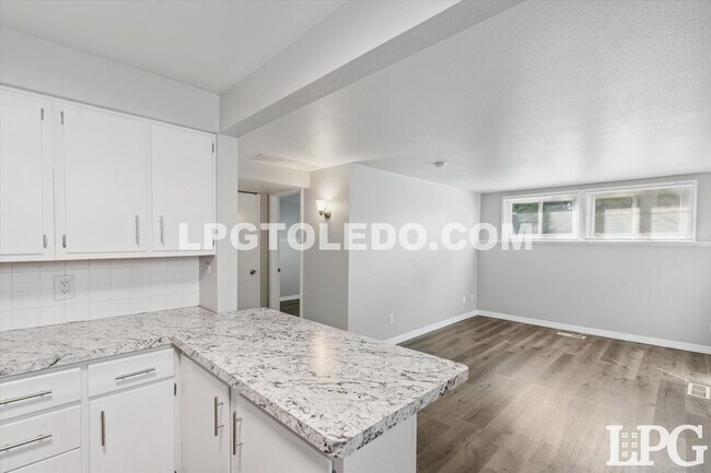 Building Photo - 3145 Sherbrooke Rd