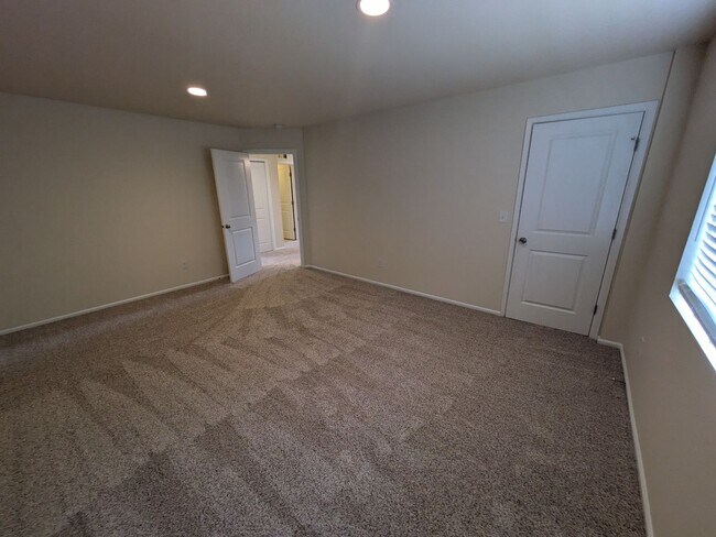 Building Photo - 3100 Eagle Loop NE