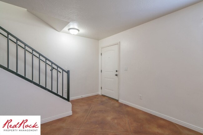 Building Photo - End Unit, DOG-FRIENDLY 3 Bedroom Townhome ...