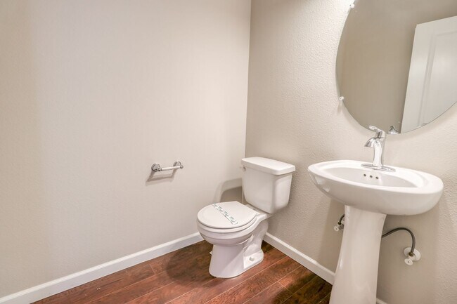 Building Photo - Spacious 4br/2.5ba house with garage in well maintained neighborhood