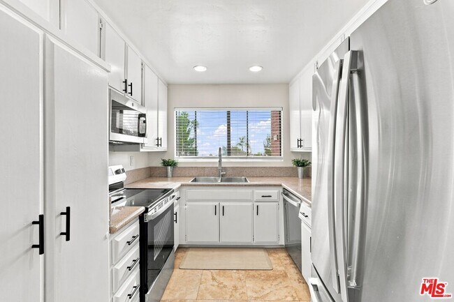 Building Photo - 2322 Palos Verdes Dr W