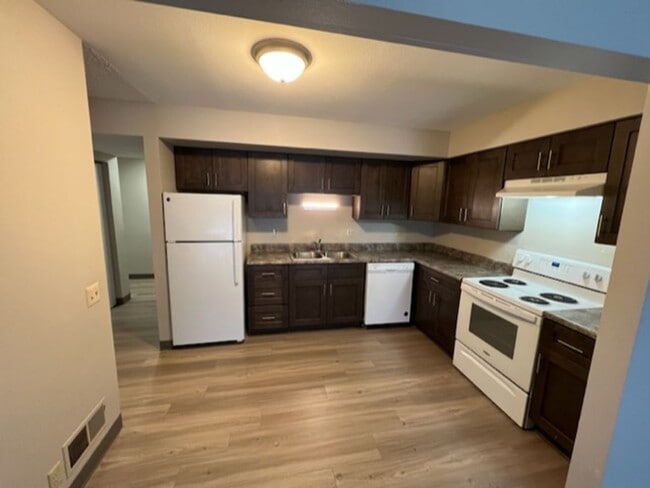 Building Photo - NO RENT TILL DECEMBER!! Ask for details.