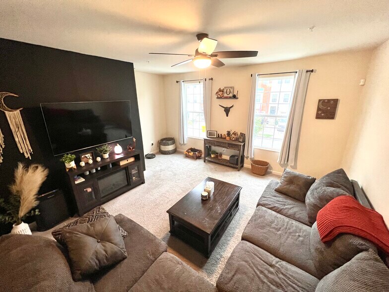 Building Photo - 8355 Daydream Cres