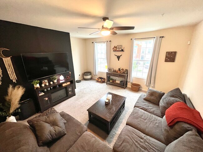 Building Photo - 8355 Daydream Cres