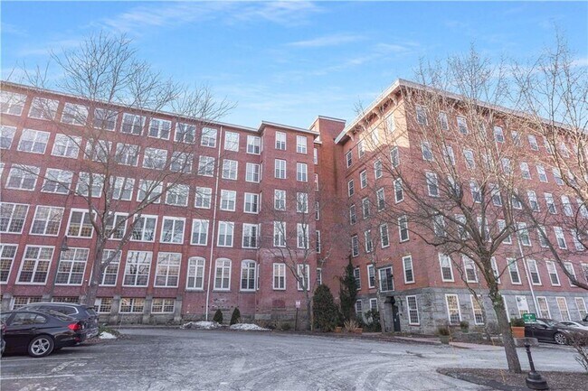 Building Photo - 2 School St