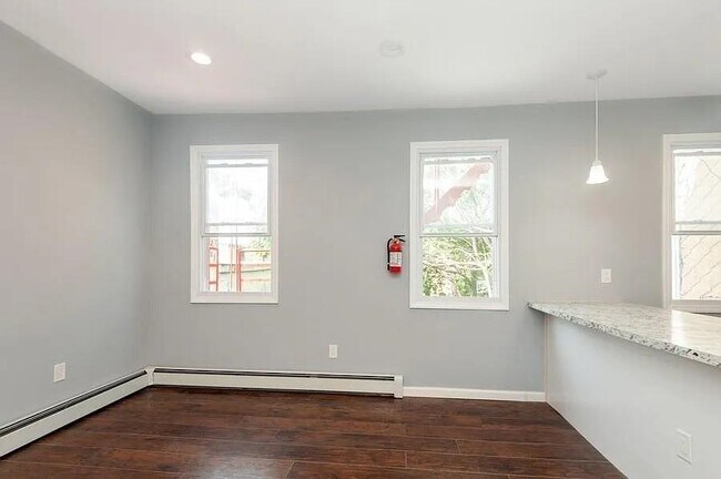 Building Photo - 705 8th St