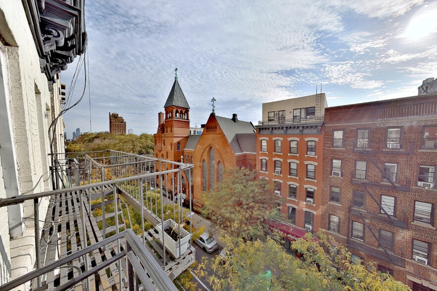 Building Photo - 279 E 10th St