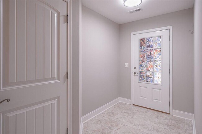 Building Photo - 5660 Crest Hill Dr NE