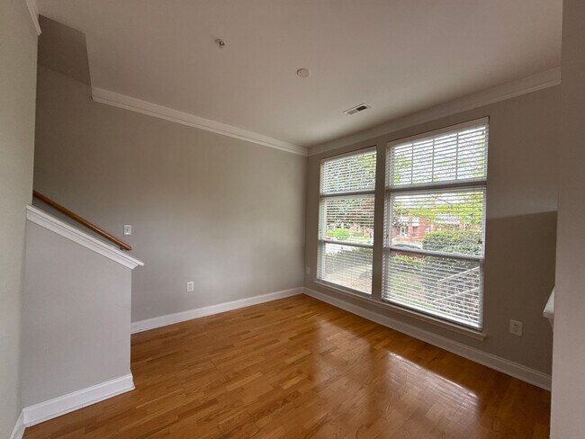 Building Photo - Elizabeth Townhome - T.R. Lawing Realty Property