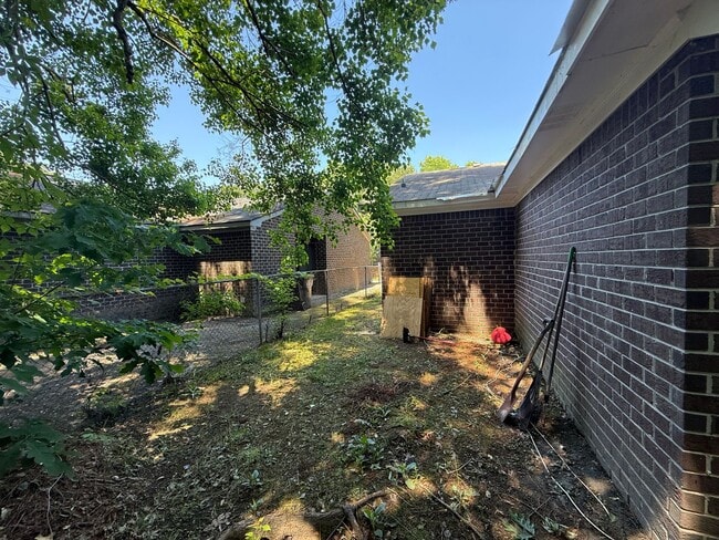 Building Photo - Freshly Painted 2Br 2Ba Duplex