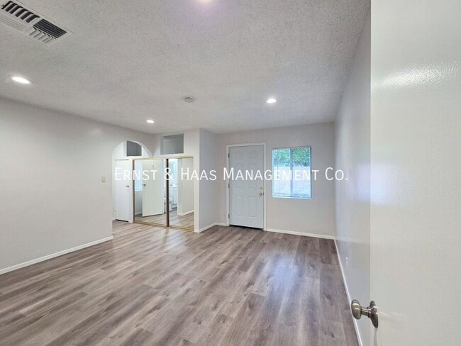 Building Photo - 904 S Kenmore St