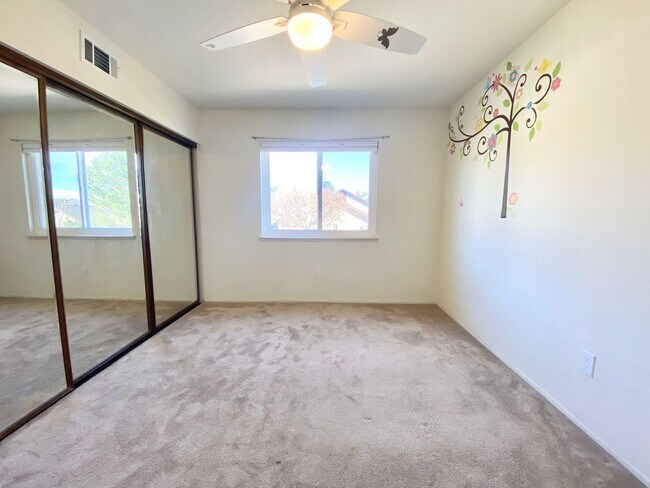Building Photo - Gorgeous 3 bed 3 bath home in Thousand Oaks - First Time Rental!