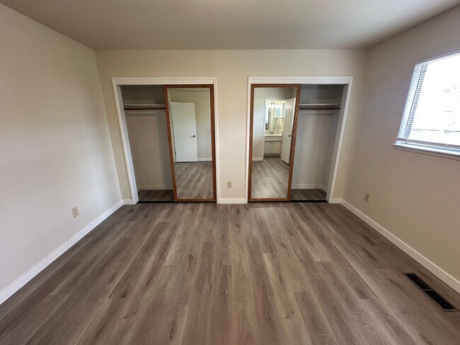 Building Photo - 1613 Carnation Ct