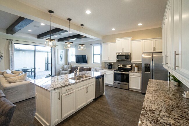 Building Photo - 3/2.5 Beautiful Model Townhome with Screened Courtyard & 2 Car Garage