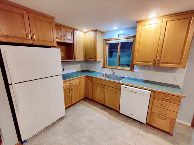 Building Photo - 813 Country Club Rd