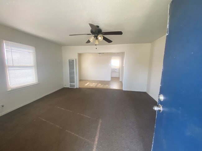 Building Photo - 2 bedroom large yard ready to move in!
