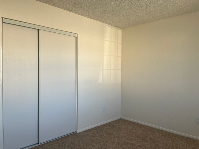 Building Photo - 4 Bedrooms 2 Bathroom home available in Victorville!!