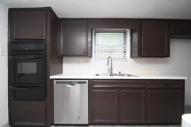 Building Photo - 510 Chambly Dr