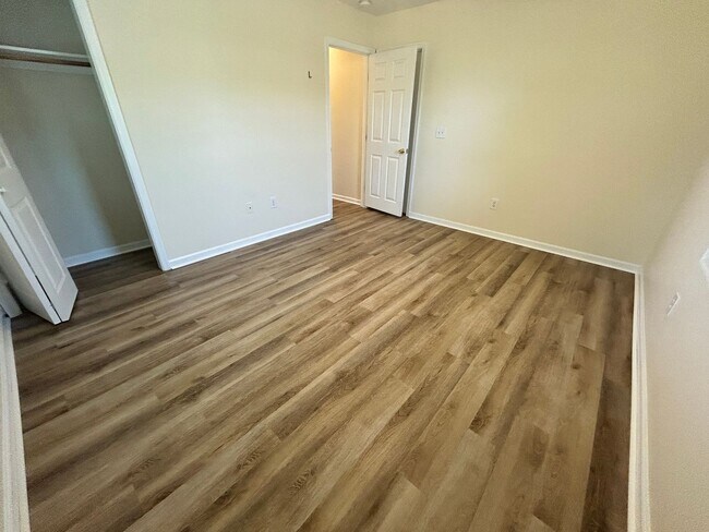 Building Photo - 100 W Heron Ct