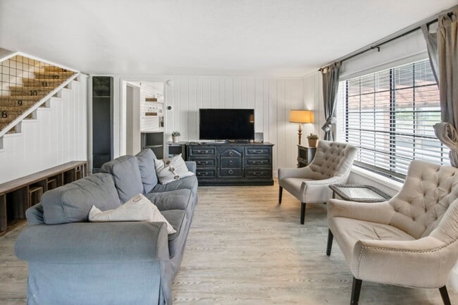 Building Photo - Garfield House: Furnished or Unfurnished, Large private lot across from Golf Course $300 Utility Fee