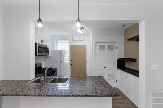 Building Photo - 2 bedroom in Chicago IL 60618
