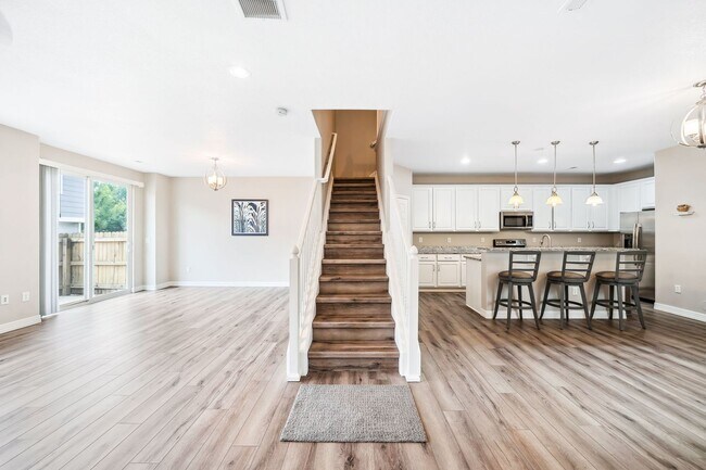 Building Photo - Modern 3BD, 2.5BA Cottonwood Condo with At...