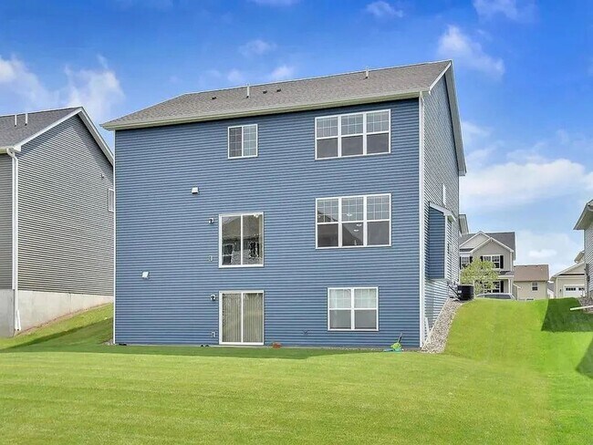 Building Photo - Beautiful 5bed home in apple valley! Dont miss this one!