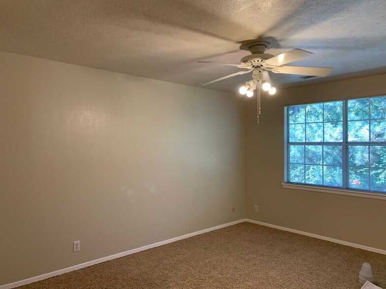 Building Photo - 3134 S Gekeler Ln