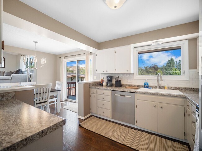 Building Photo - Spacious 4-Bedroom Pet-Friendly Home in North Spokane