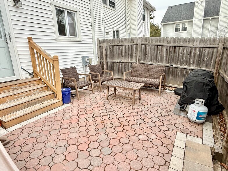 Patio - 203 Columbia Cmn