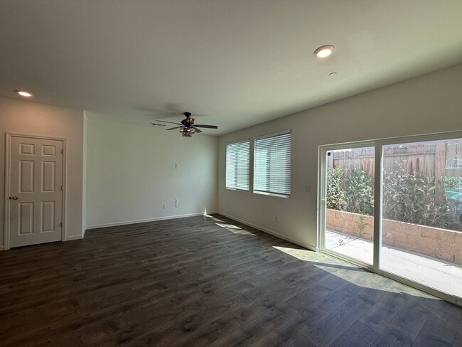 Building Photo - Stunning 3 bedroom, 3 bathroom home located in Visalia, CA.